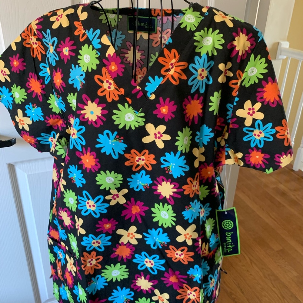 Bonita Scrub Top NWT